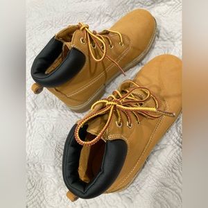 Brown boys boots, size 5, never worn